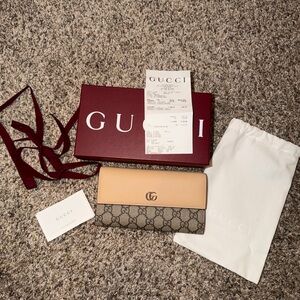 Gucci Tan and Brown monogram Signature wallet